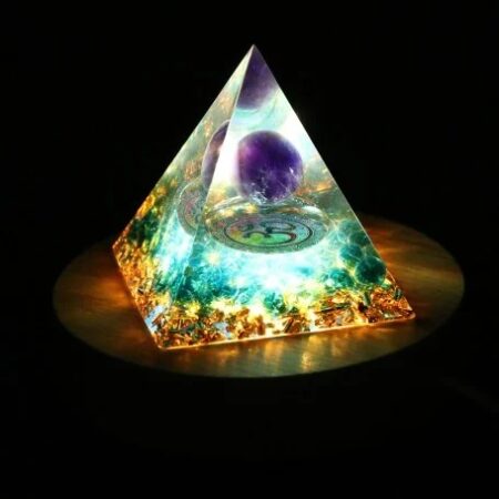 Pyramide en résine illuminée par un socle lumineux multicolore avec télécommande, contenant une sphère violette et des paillettes dorées